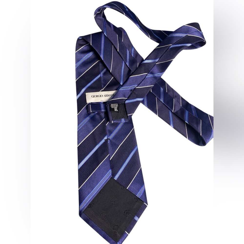 Giorgio Armani Elegant Blue Striped Men's Tie - Picture 2 of 4